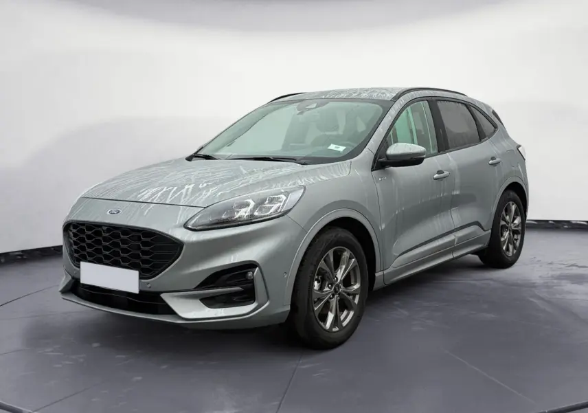 Vue 3/4 avant droit du Ford Kuga 2024 gris, version hybride ST-Line X avec calandre noire et jantes alliage.