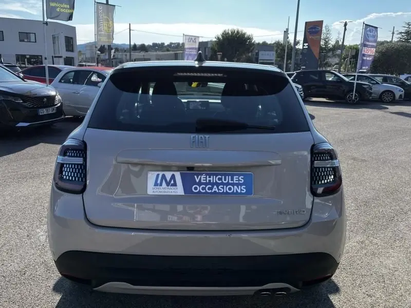 Vue arrière d'une FIAT 600 T-Gen 3 beige 2025 avec feux arrière à motifs LED et plaque d'occasion visible.