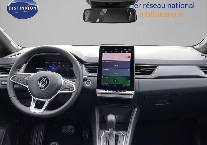 Intérieur moderne du Renault Captur 2025, vue frontale sur le tableau de bord avec écran tactile vertical et volant multifonction.