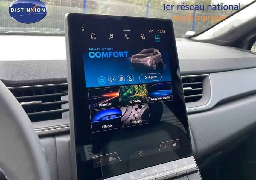 Écran tactile central du Renault Captur 2025 gris cassiopée, affichant le mode de conduite confort en intérieur.