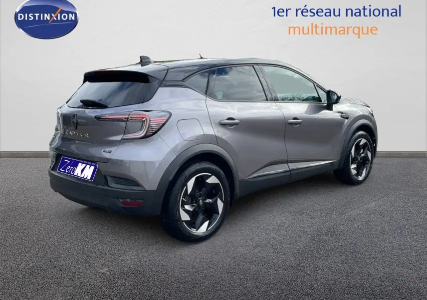 Vue 3/4 arrière droite d'un Renault Captur 2025 gris Cassiopée métal avec toit noir et jantes biton noires.