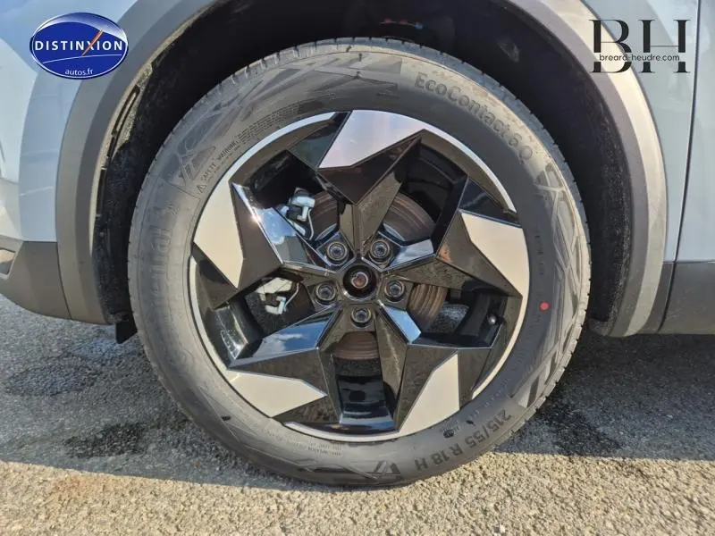 Gros plan sur la jante alu noire et argentée du côté avant gauche du Renault Captur gris Rafale 2025.