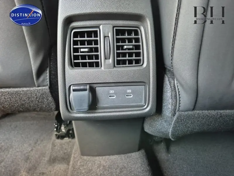 Prise USB double et sortie d'air arrière en noir dans l'habitacle du Renault Captur 2025 gris Rafale/Noir Etoilé.