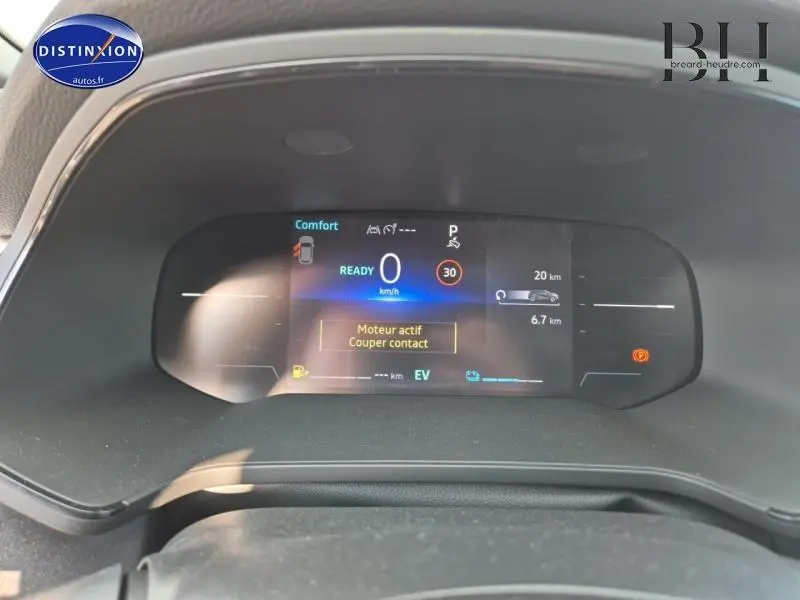 Tableau de bord numérique du Renault Captur 1.6 E-Tech hybride 2025 affichant la vitesse et alertes moteur.