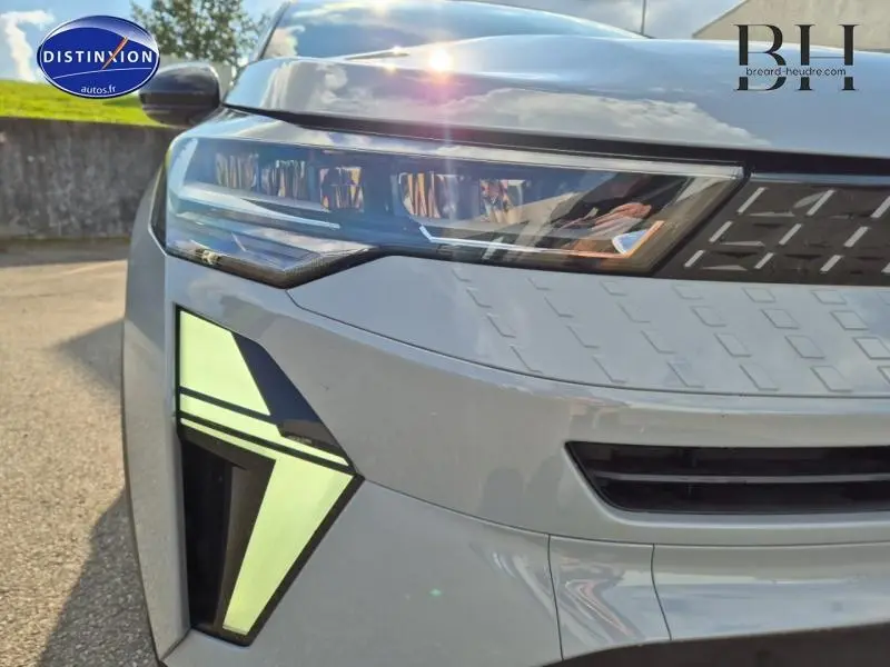 Gros plan sur le phare avant droit du Renault Captur 2025 gris Rafale avec signature lumineuse LED distinctive.