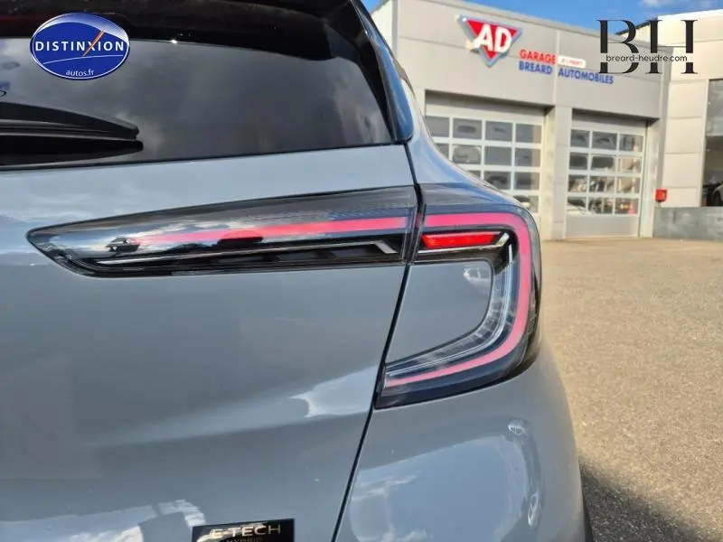 Gros plan sur le feu arrière droit du Renault Captur 2025 gris Rafale avec détails lumineux LED et logo E-Tech hybride.