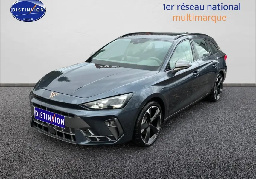 Vue 3/4 avant d'une CUPRA LEON ST gris magnétique avec jantes noires et détails sportifs visibles.