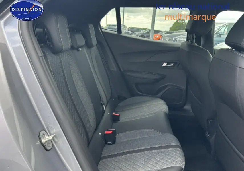Vue côté gauche sur la banquette arrière gris artense avec tissu casual embossé du Peugeot 2008 2025.