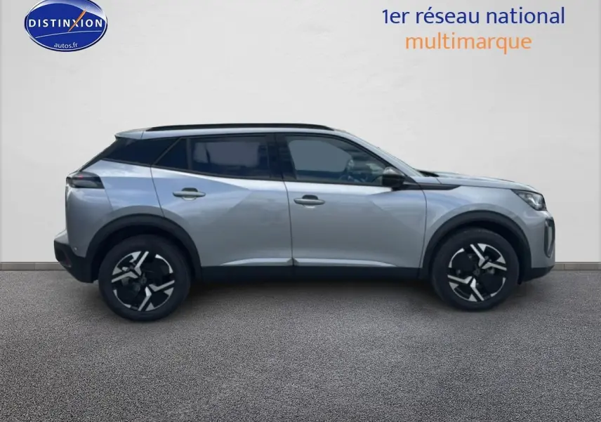 Profil droit du Peugeot 2008 1.2 100 Allure gris Artense avec jantes alu et vitres arrière teintées.