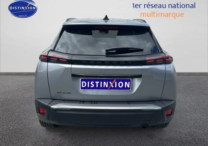 Vue arrière d'un Peugeot 2008 gris artense avec feux arrière LED et lunette arrière surteintée.