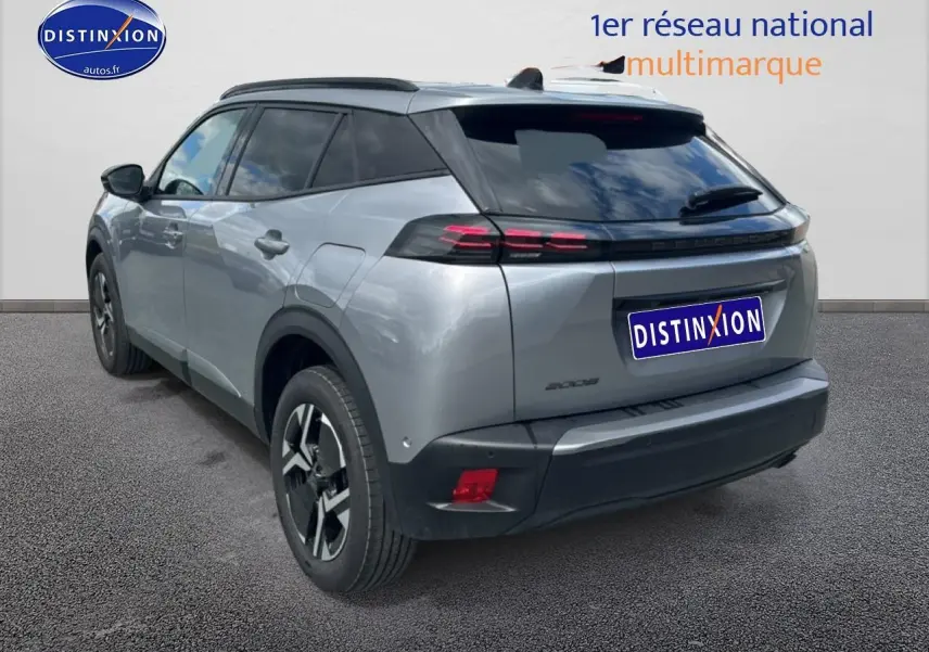 Peugeot 2008 gris artense en 3/4 arrière droit, avec feux LED et jantes alliage distinctives.