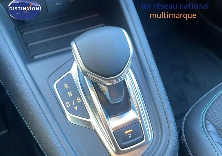 Le levier de vitesse automatique noir et chrome du Renault Symbioz bleu Iron Metal, vue rapprochée de la console centrale.