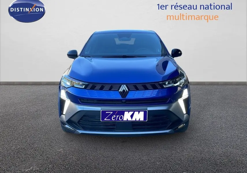 Vue frontale d'une Renault Symbioz 2025 bleu iron metal avec calandre moderne et feux LED verticaux allumés.
