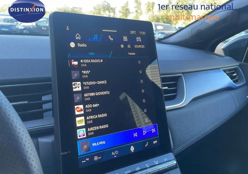 Vue intérieure du tableau de bord de la Renault Symbioz 2025, écran tactile central affichant les radios DAB, ambiance moderne et épurée.