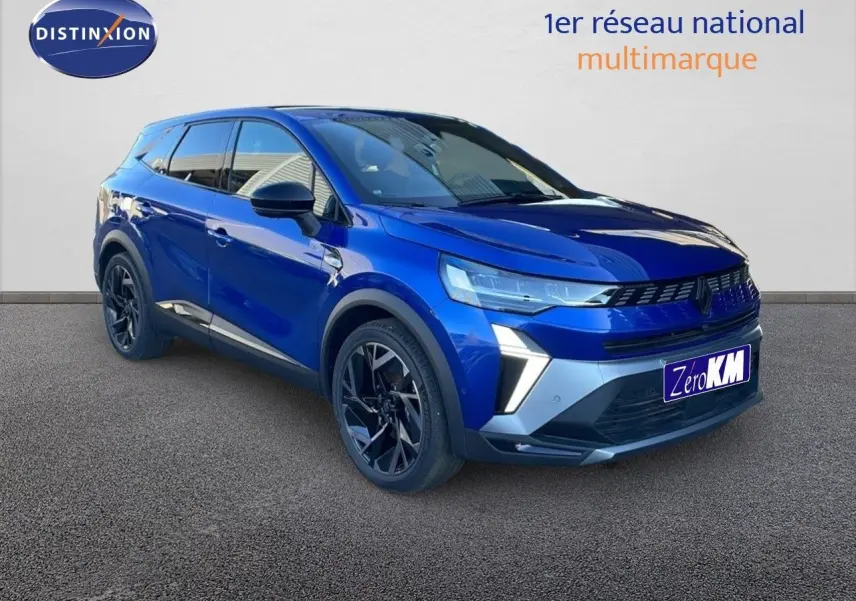 Renault Symbioz bleu Iron Metal en 3/4 avant droit, SUV hybride avec jantes noires et calandre moderne.