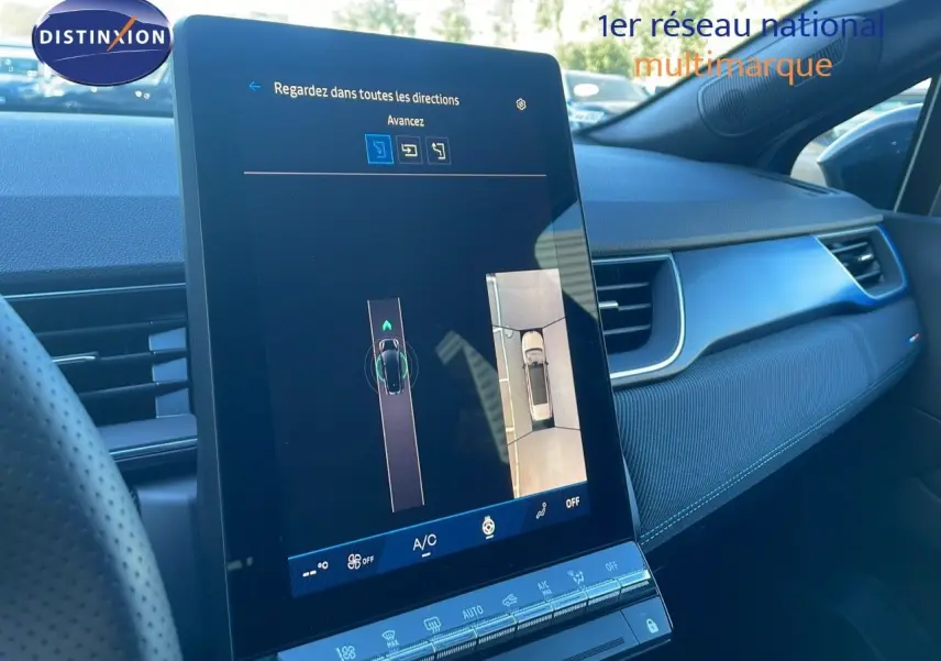 Vue intérieure centrée sur l'écran tactile vertical du tableau de bord bleu iron metal du Renault Symbioz 2025.