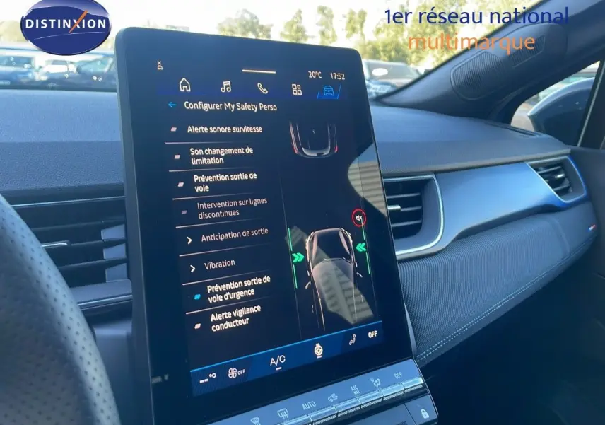 Vue intérieure du tableau de bord et écran tactile central du Renault Symbioz bleu iron metal, affichant les options de sécurité.