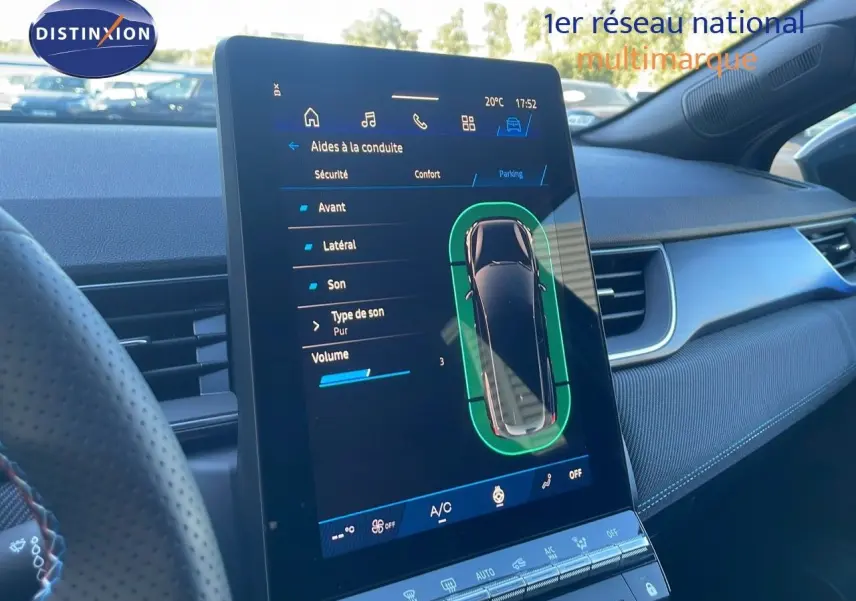 Vue intérieure du tableau de bord de la Renault Symbioz 2025, écran tactile central affichant les aides à la conduite.