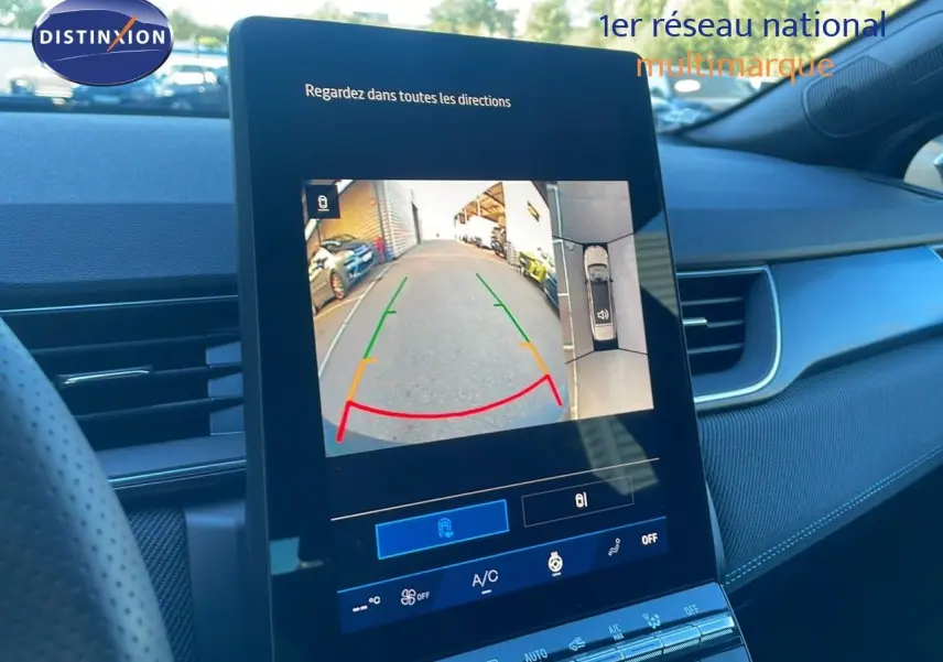 Écran central affichant la caméra de recul dans l’habitacle bleu iron metal du Renault Symbioz 2025, vue côté droit.