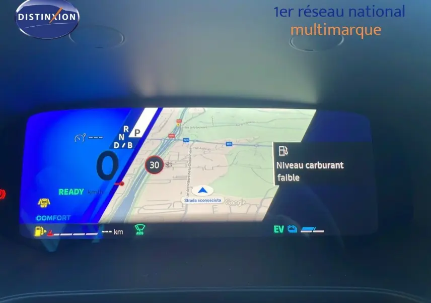 Tableau de bord numérique du Renault Symbioz 2025 affichant la navigation et un avertissement de faible carburant.
