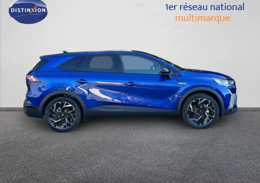 Vue de profil côté gauche du Renault Symbioz 2025 en bleu Iron Metal avec jantes alliage noires et toit panoramique.
