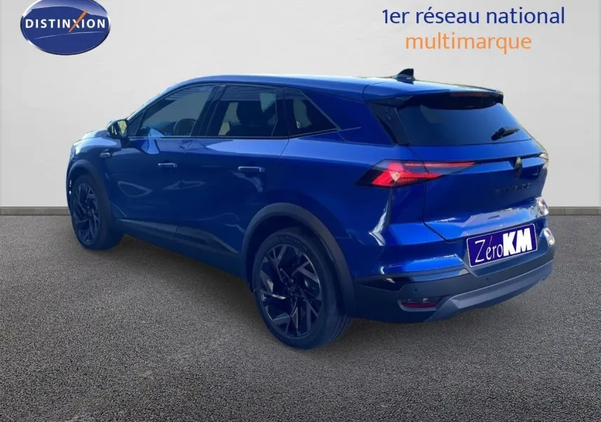 Vue 3/4 arrière droite d'un Renault Symbioz bleu Iron Metal avec feux arrière LED et jantes noires.