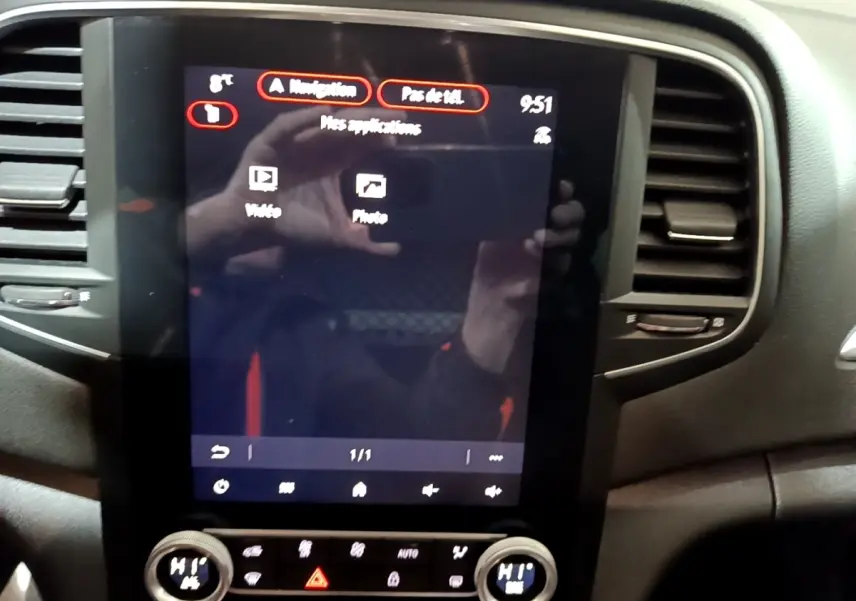 Écran tactile central 23,6 cm de la Renault Mégane Techno blanc 2023, avec commandes climatisation visibles.