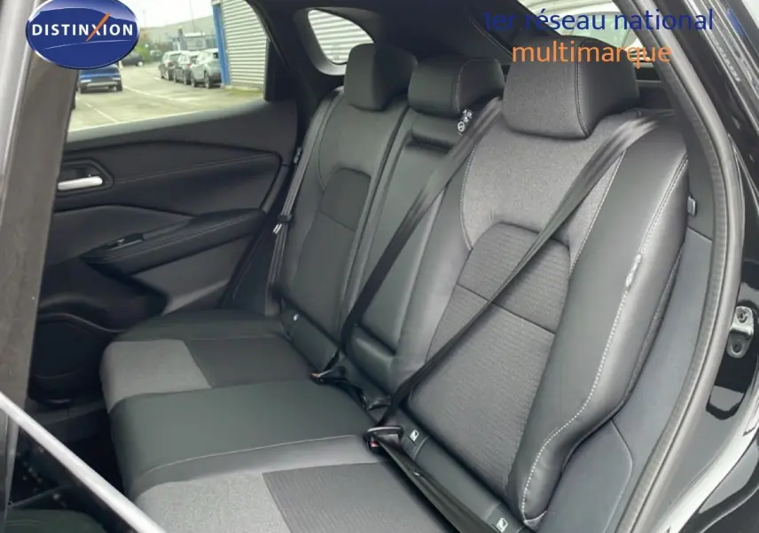 Vue intérieure côté gauche des sièges arrière en cuir noir et tissu gris du Nissan Qashqai 2025 noir perle métal.