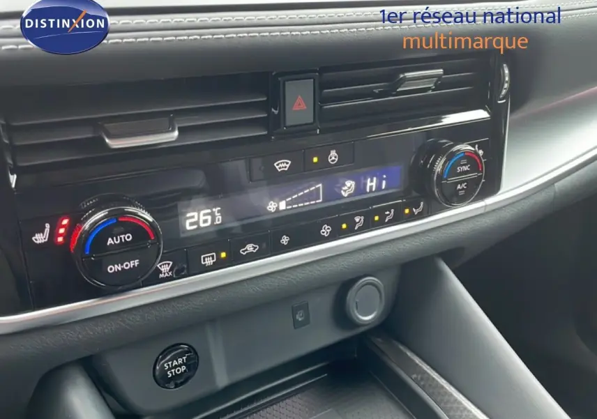 Détail du tableau de bord du Nissan Qashqai 1.5 E-POWER 205CH N-CONNECTA, montrant la console de climatisation digitale.