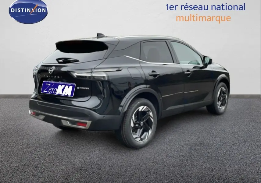 Vue 3/4 arrière droite d'un Nissan Qashqai noir perle métal 2025 avec jantes bicolores et feux LED distinctifs.
