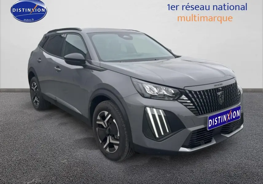 Peugeot 2008 gris sellenium vue 3/4 avant droit, avec calandre noire et feux LED distinctifs.