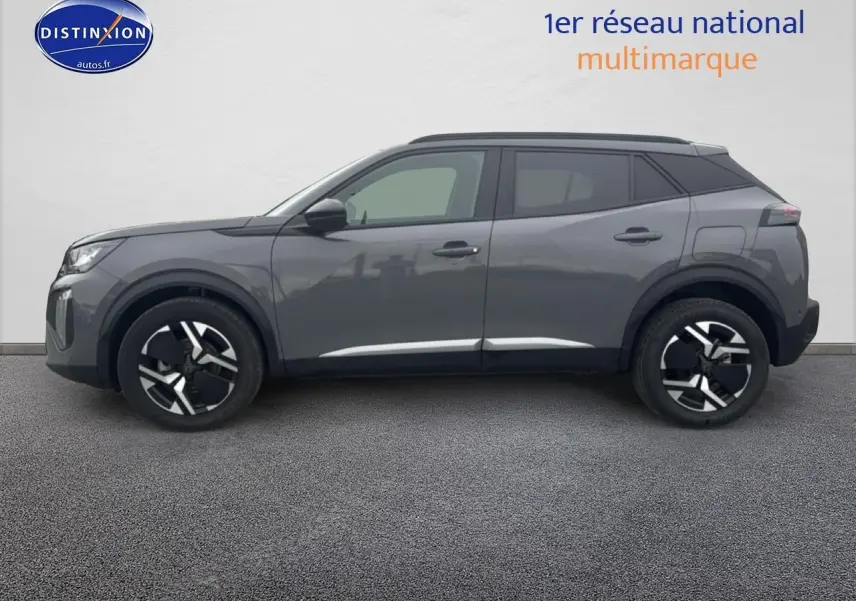 Vue de profil côté gauche d’un Peugeot 2008 gris sélénite avec jantes alliage et toit noir.