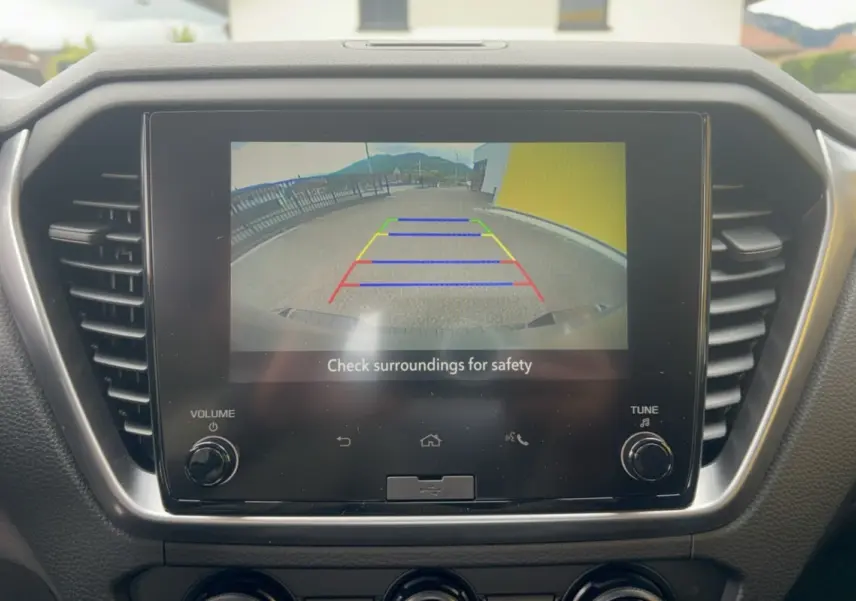 Écran tactile de la caméra de recul dans l’habitacle de l’Isuzu D-MAX, vue frontale du tableau de bord.