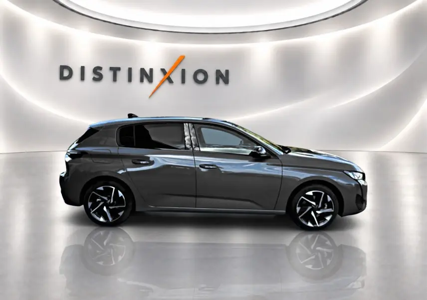 Peugeot 308 gris selenium vue de profil côté gauche, avec jantes alliage et vitres arrière surteintées.