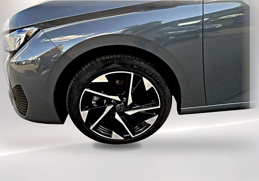 Gros plan sur la roue avant gauche et l'aile gris selenium d'une Peugeot 308 1.5 BlueHDi 130 Allure EAT8 2025.