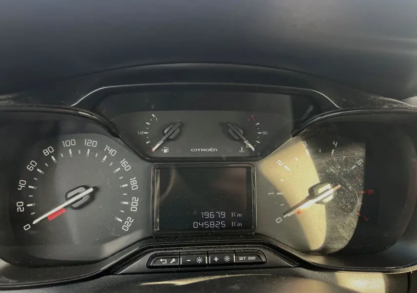 Vue rapprochée du tableau de bord du Citroën C3 2019, affichant compteur, compte-tours et jauges, intérieur noir.