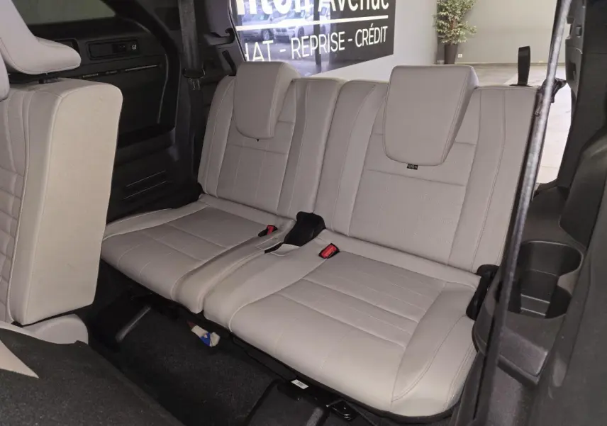 Vue rapprochée de la banquette arrière gris sable clair perforée du Renault Espace 2025, version hybride 7 places Iconic.