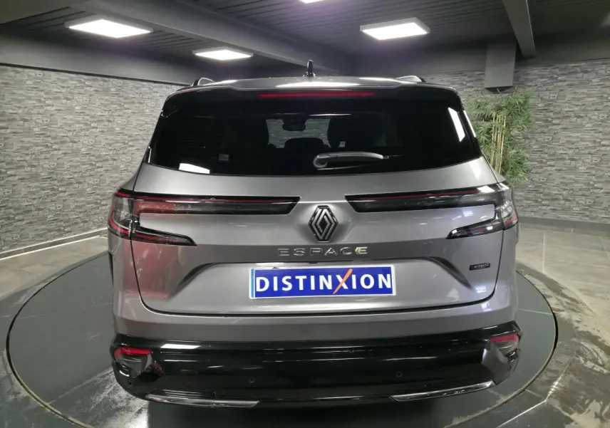 Vue arrière du Renault Espace gris Baltique 2025 avec feux LED à effet moiré et logo chromé satin.
