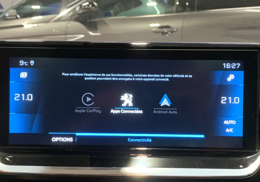 Écran tactile central de la Peugeot 208 PureTech 100 Allure Business, affichant les options Apple CarPlay et Android Auto.