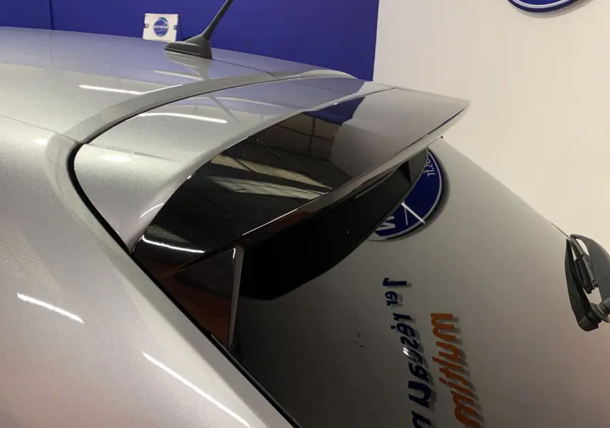 Vue rapprochée du toit gris métallisé et de l’aileron noir arrière de la Peugeot 208 PureTech 100 Allure Business 2021.