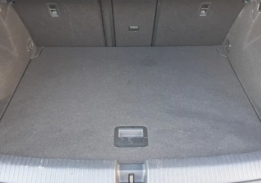 Coffre ouvert en vue plongeante d'un Volkswagen T-Roc bleu 2022, montrant un espace de chargement propre et spacieux.