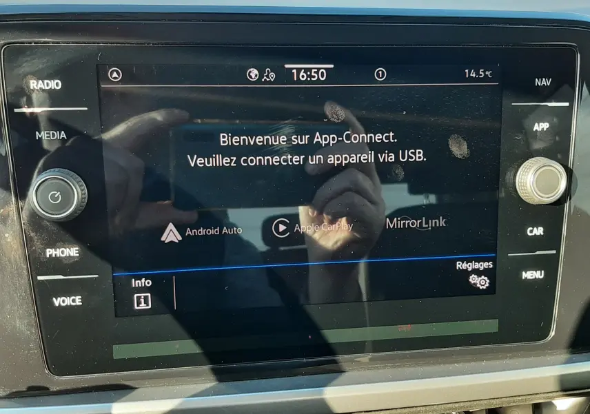 Écran tactile central du Volkswagen T-Roc 1.5 TSI 2022 affichant le menu App-Connect avec options USB et connectivité smartphone.