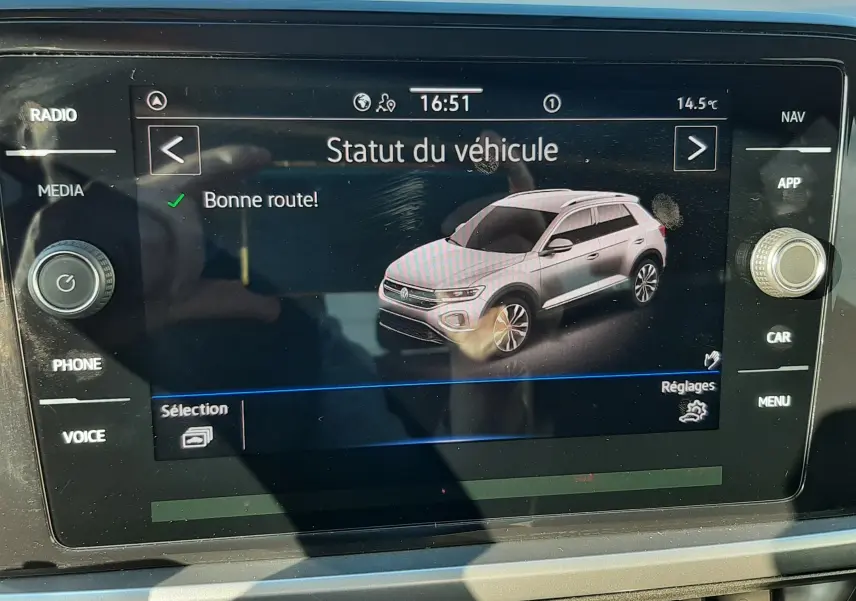 Écran central affichant le statut du véhicule avec une illustration 3/4 avant d'un Volkswagen T-Roc bleu.