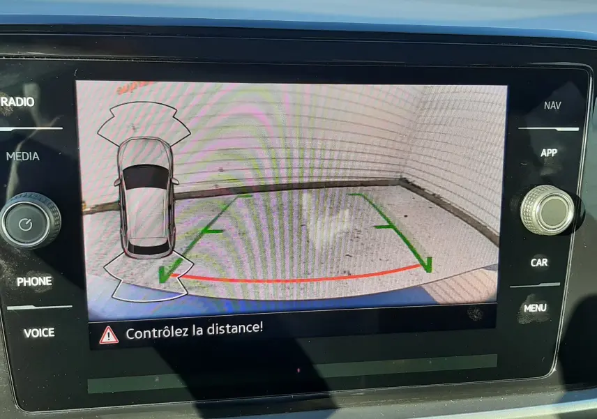 Écran de caméra de recul du Volkswagen T-Roc bleu montrant l’angle arrière droit avec repères verts et rouges.