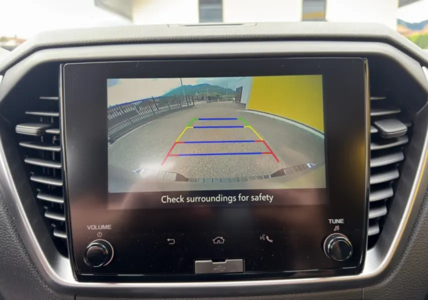 Écran tactile de la caméra de recul dans l'habitacle du pick-up Isuzu D-MAX couleur argent Mercury.