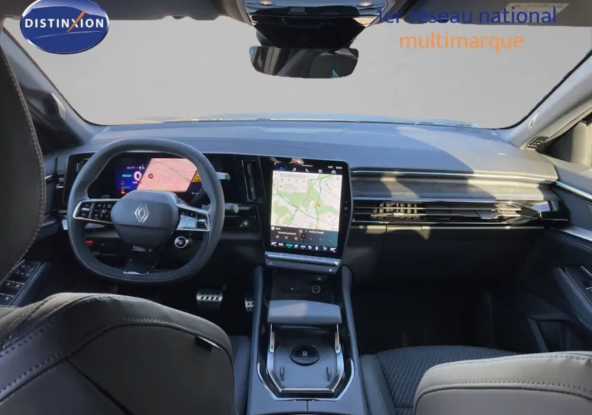 Vue intérieure avant du Renault Austral E-Tech noir étoile métal, avec tableau de bord digital et écran tactile central vertical.
