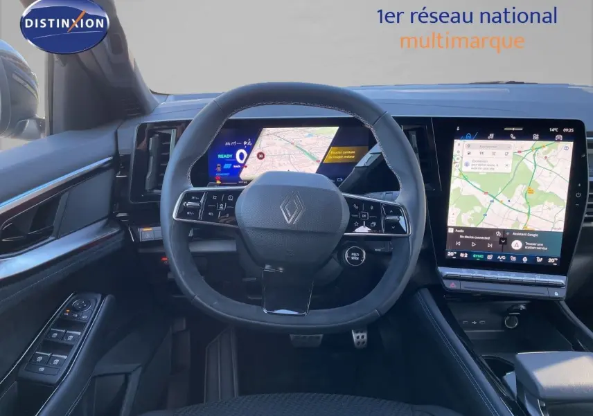Vue intérieure centrée sur le volant et les écrans digitaux du Renault Austral noir étoile métal, affichant la navigation.