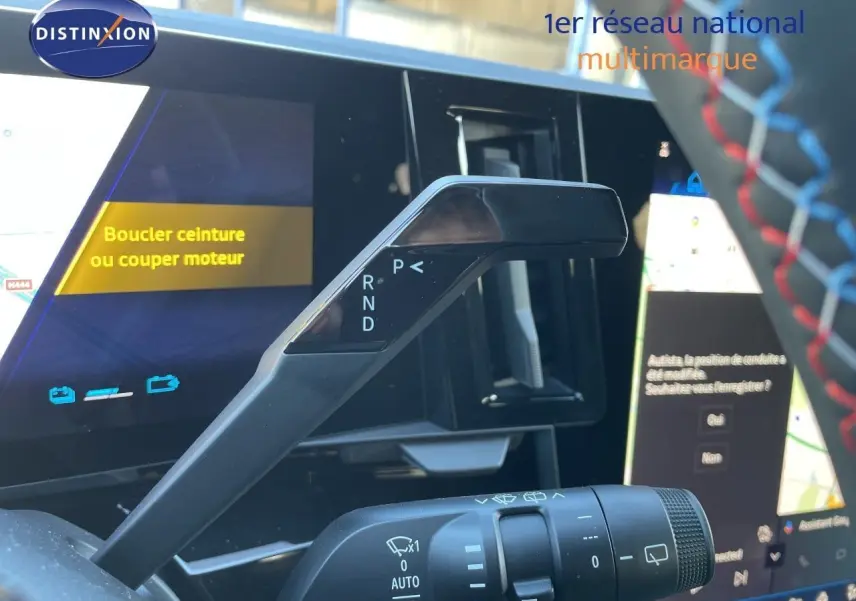 Le levier de vitesses automatique noir du Renault Austral E-Tech, avec tableau de bord et écran tactile en arrière-plan.