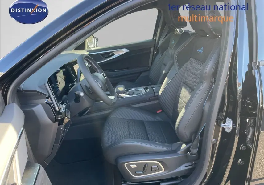 Vue intérieure côté conducteur du Renault Austral E-Tech noir étoile métal, sièges sport Alpine avec surpiqûres bleues.