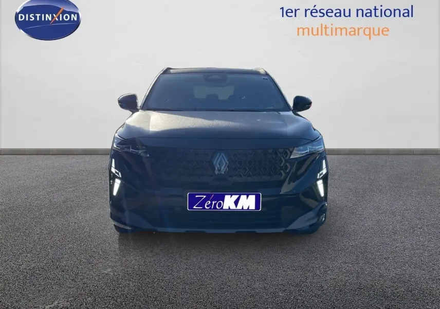 Vue frontale d'un Renault Austral E-Tech Full Hybrid 200ch Esprit Alpine noir étoile métal avec calandre distinctive et feux LED allumés.